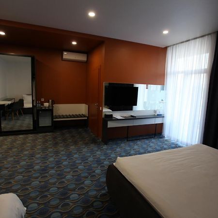 Lomo Hotel Умань Экстерьер фото