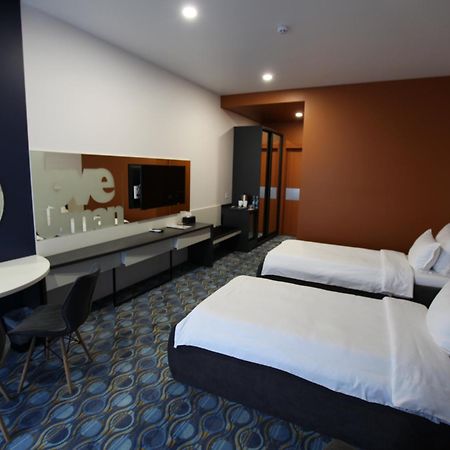 Lomo Hotel Умань Экстерьер фото