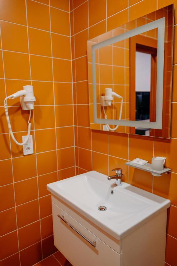 Lomo Hotel Умань Экстерьер фото
