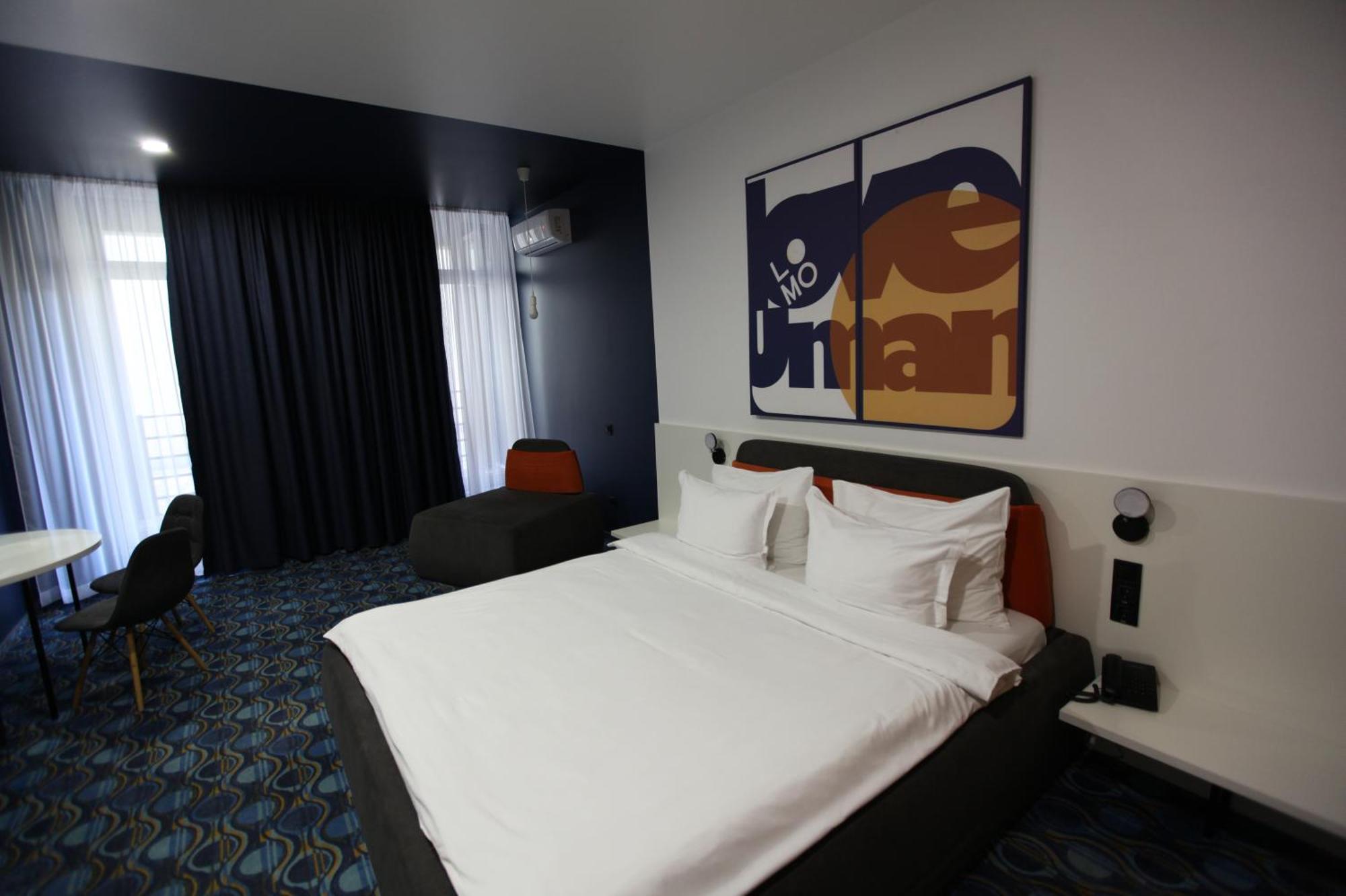 Lomo Hotel Умань Экстерьер фото