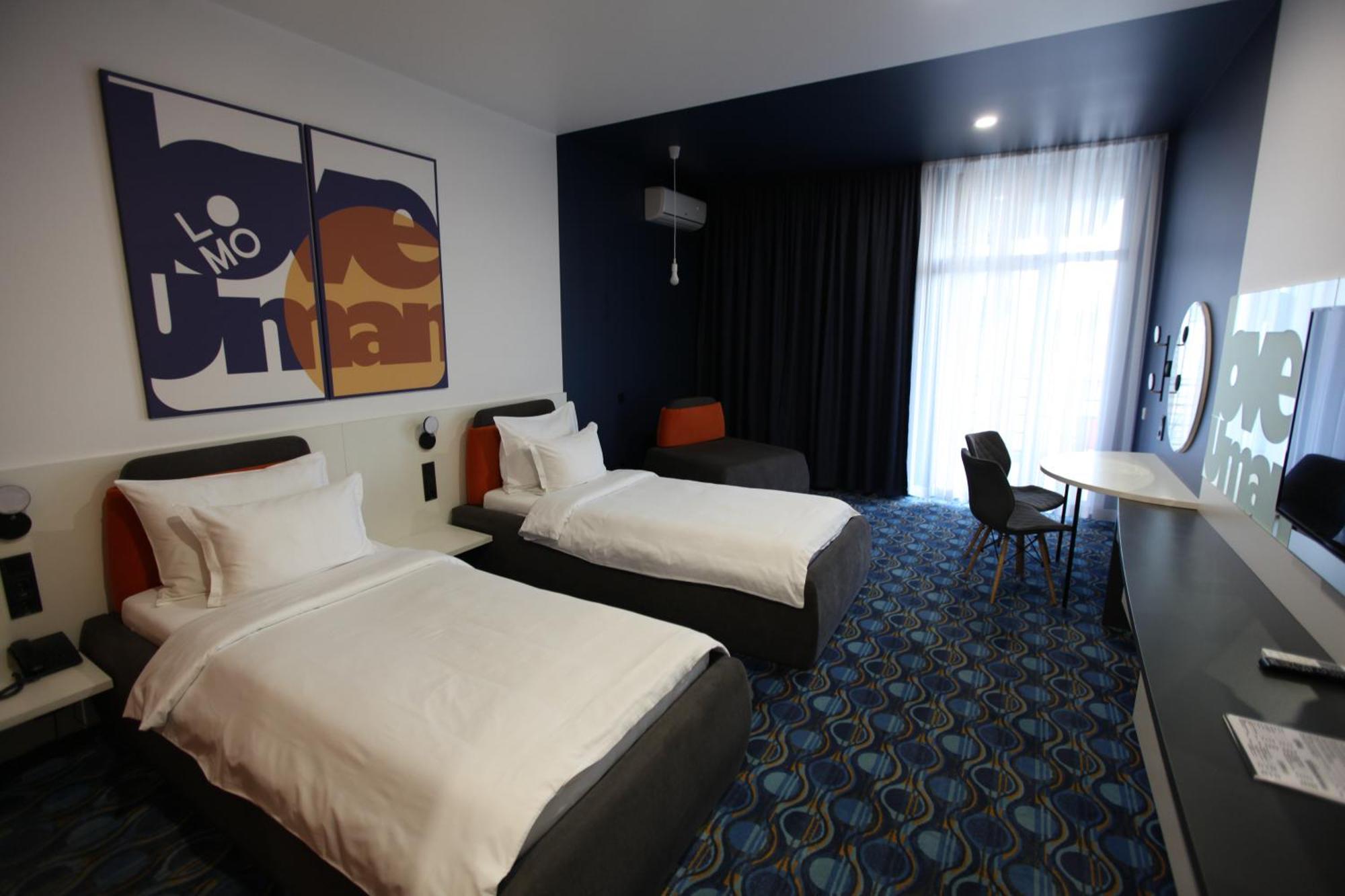 Lomo Hotel Умань Экстерьер фото